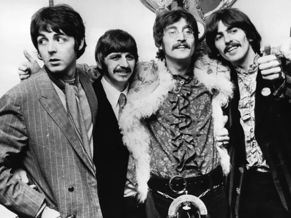 Οι Beatles σε ασπρόμαυρη φωτογραφία από τη δεκαετία του '60.