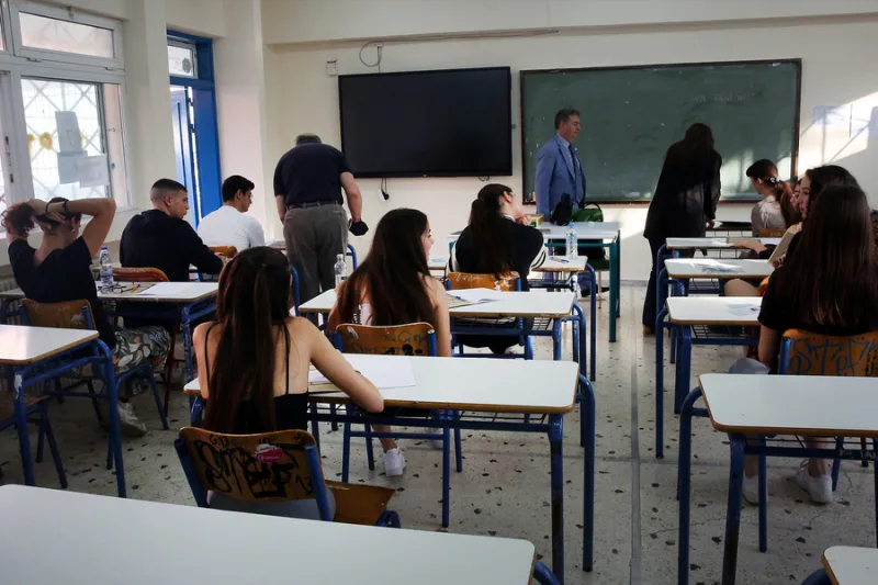 Μαθητές Λυκείου σε σχολική αίθουσα κατά τη διάρκεια των Πανελλαδικών Εξετάσεων.
