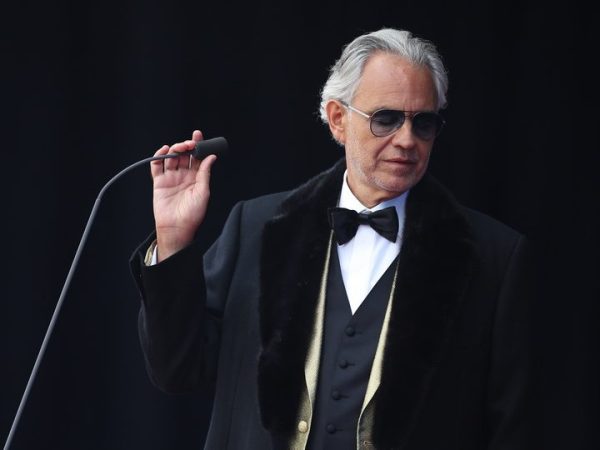 O Andrea Bocelli τραγουδά στο Οβάλ Γραφείο για τον Donald Trump