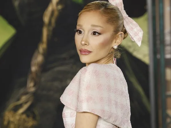 Η Ariana Grande σε φωτογραφία από το ΑΠΕ-ΜΠΕ για την επετειακή κυκλοφορία του άλμπουμ Positions.