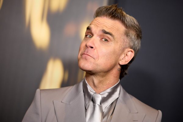 Ο Robbie Williams έκανε την πιο random συναυλία της ζωής του στη Σεβίλλη και το internet παραληρεί