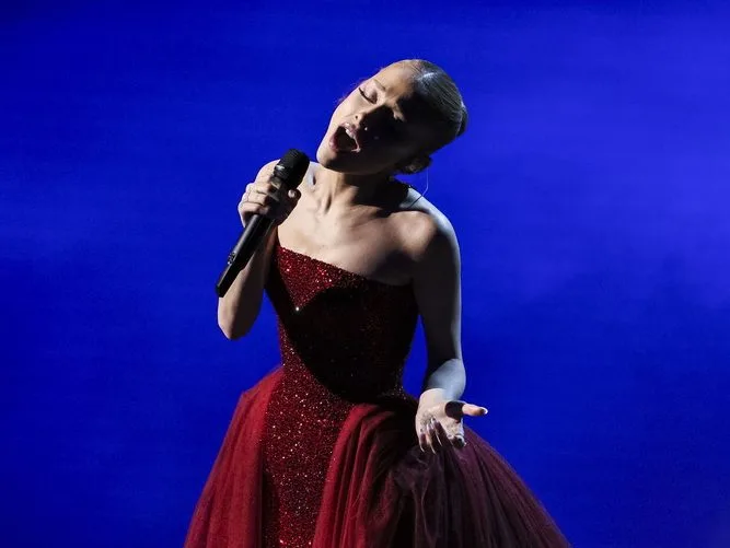 Η Ariana Grande σε επίσημη εμφάνιση, με αφορμή την επιστροφή της στη μουσική και τον ρόλο της στο Wicked.