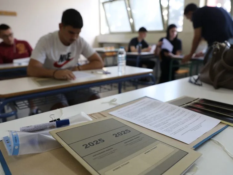 Μαθητές σε σχολική αίθουσα κατά τη διάρκεια των Πανελλαδικών Εξετάσεων για την εισαγωγή στα ΑΕΙ.