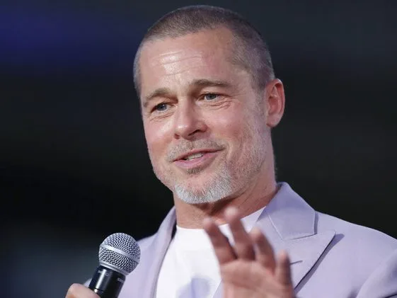 Ο Brad Pitt μιλάει σε εκδήλωση, με το άρθρο να αναφέρεται στα γυρίσματα του The Riders στην Ύδρα.