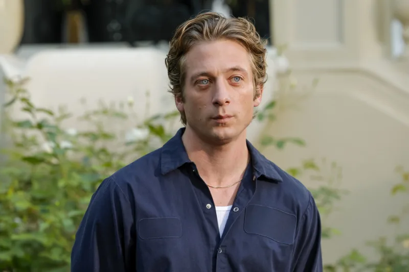 Ο ηθοποιός Jeremy Allen White ποζάρει για το ΑΠΕ-ΜΠΕ με αφορμή την απόκτηση του απολυτηρίου λυκείου του.