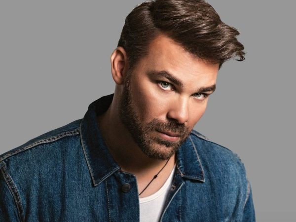 Γιώργος Σαμπάνης: αποθέωση στη sold out συναυλία του στην Αθήνα