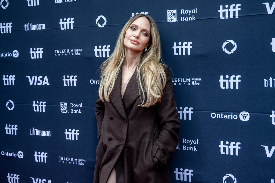 «Couture»: Η Angelina Jolie επιστρέφει με μια ταινία που καθρεφτίζει τη ζωή της