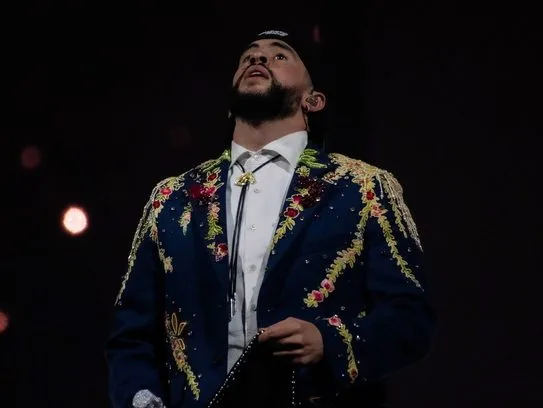 Ο Bad Bunny παραλαμβάνει το βραβείο Top Latin Artist of the 21st Century στα Latin Billboard Music Awards.