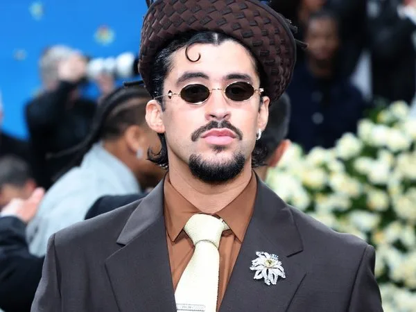 Ο Bad Bunny παραλαμβάνει βραβείο από τη Rita Moreno στα Latin Billboard Music Awards.
