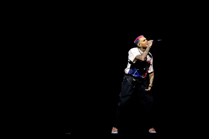 Ο Chris Brown στη σκηνή κατά τη διάρκεια της περιοδείας Breezy Bowl XX.