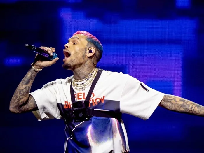 Ο Chris Brown στη σκηνή κατά τη διάρκεια της περιοδείας Breezy Bowl XX.