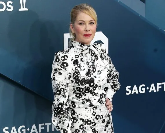 Η Christina Applegate ποζάρει με ένα φόρεμα με λουλούδια στα Screen Actors Guild Awards, αποκαλύπτοντας την καθημερινότητά της.