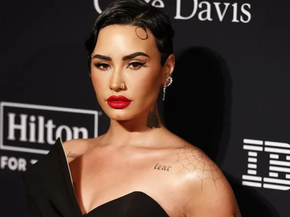 Η Demi Lovato τραγουδά το νέο της single στο BBC Radio 1 Live Lounge.