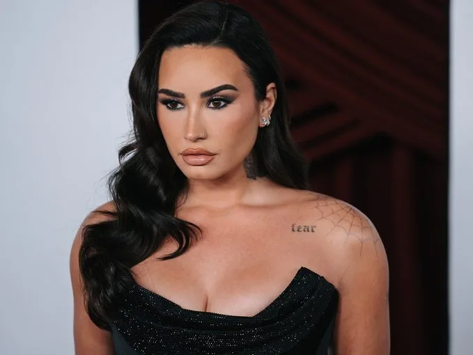 Η Demi Lovato στη σκηνή ερμηνεύοντας τραγούδια της Lady Gaga.