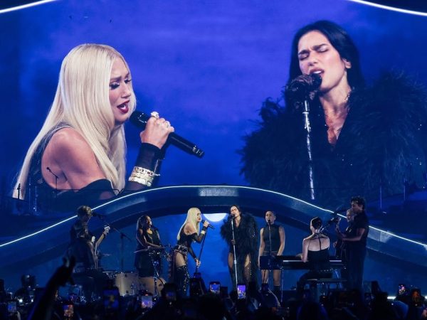Η Dua Lipa τραγουδά Don’t Speak με την Gwen Stefani και η σκηνή παίρνει φωτιά