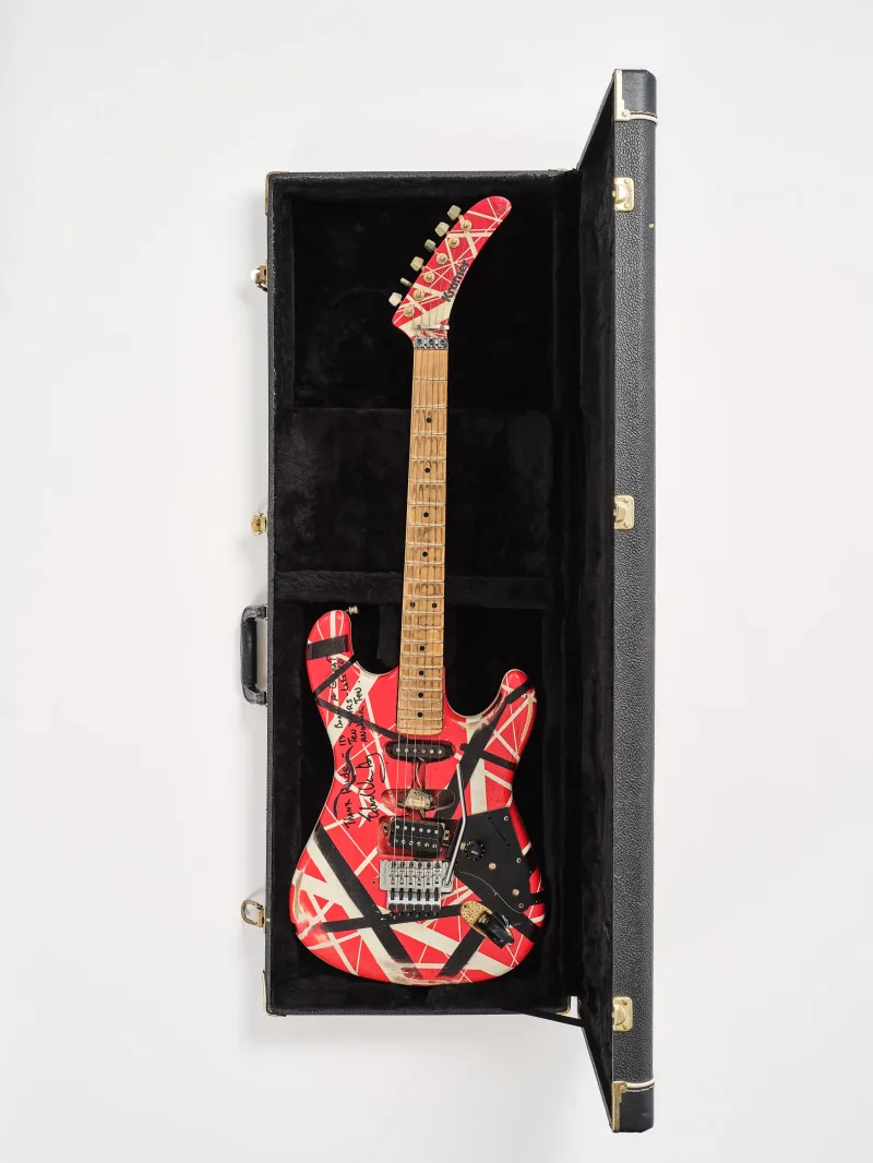 Η θρυλική κιθάρα του Eddie Van Halen από το βίντεο κλιπ Hot for Teacher σε δημοπρασία του οίκου Sotheby’s.