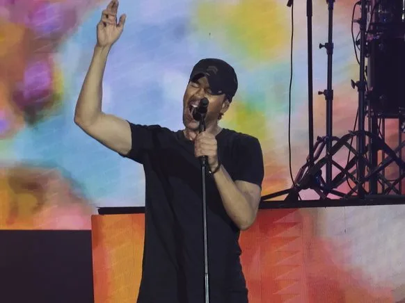 Ο Enrique Iglesias ερμηνεύει ένα από τα κορυφαία latin hits του 21ου αιώνα, με έντονη σκηνική παρουσία.