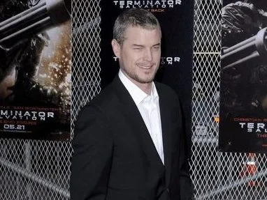 Ο Eric Dane, ο ηθοποιός που έφυγε από τη ζωή, σε επίσημη εμφάνιση με κοστούμι.