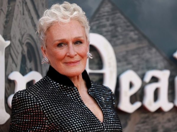Η Glenn Close στο πλευρό της Penélope Cruz στο ισπανικό δράμα The Black Ball