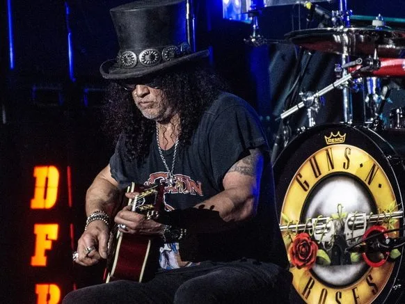Ο Slash των Guns N’ Roses σε φωτογραφία από το ΑΠΕ-ΜΠΕ για την ανακοίνωση του νέου δίσκου του συγκροτήματος.