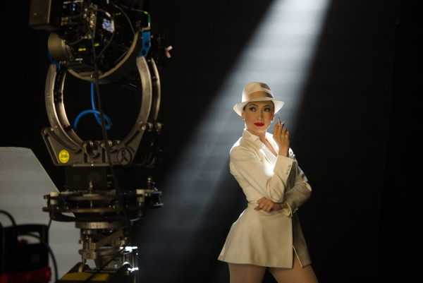 Η Jennifer Lopez κάνει «reset» στην καριέρα της και περνάει στη μιούζικαλ εποχή