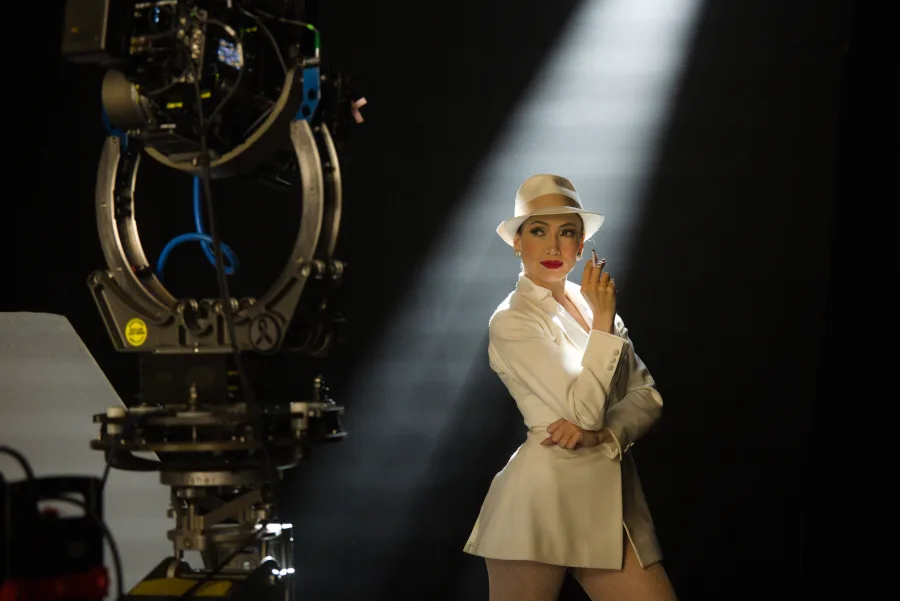 Η Jennifer Lopez με λευκό κοστούμι και καπέλο σε κινηματογραφικό πλατό.