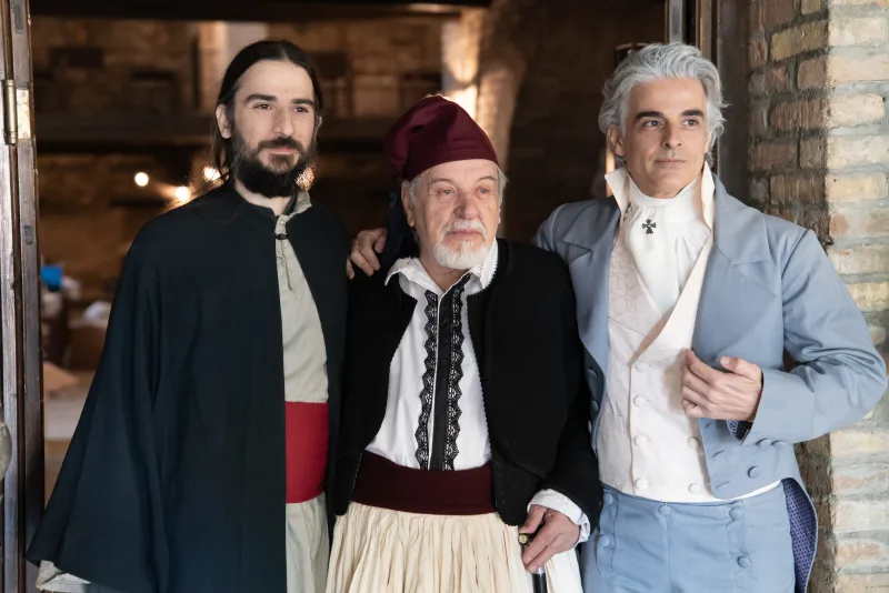Ο Αντώνης Μυριαγκός και άλλοι ηθοποιοί με κοστούμια εποχής για την ταινία Καποδίστριας.