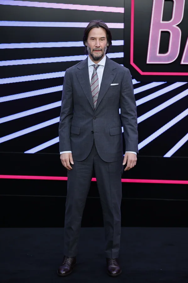 Ο Keanu Reeves στην πρεμιέρα της ταινίας Ballerina στο Λονδίνο, ποζάροντας στο κόκκινο χαλί.