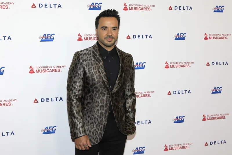 Ο Luis Fonsi ποζάρει με λεοπάρ σακάκι, αναδεικνύοντας τα κορυφαία latin hits του 21ου αιώνα.
