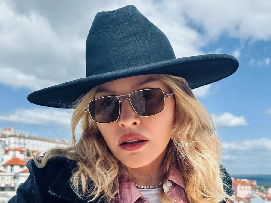Η Madonna σε φωτογραφία από το Instagram για την 30η επέτειο του album Bedtime Stories.