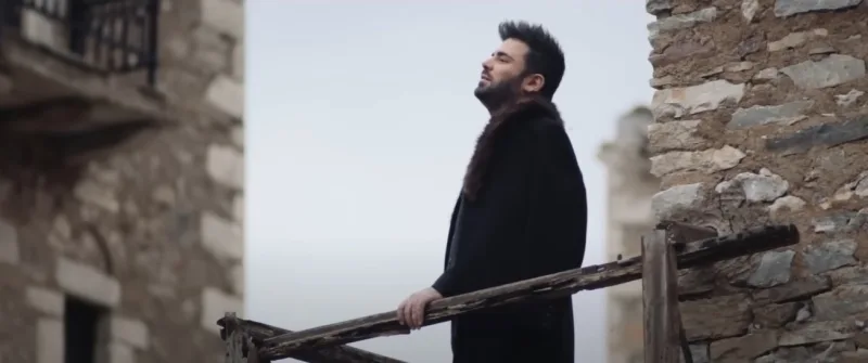 Ο Παντελής Παντελίδης σε πέτρινο μπαλκόνι.