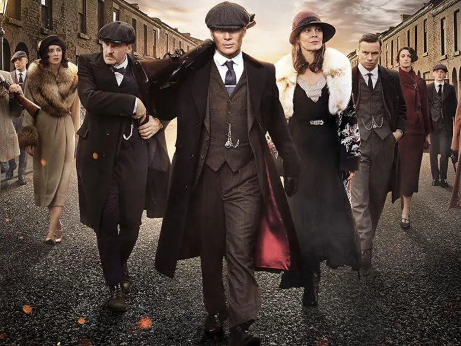 Ο Cillian Murphy και το καστ της σειράς Peaky Blinders περπατούν σε δρόμο του Μπέρμιγχαμ.
