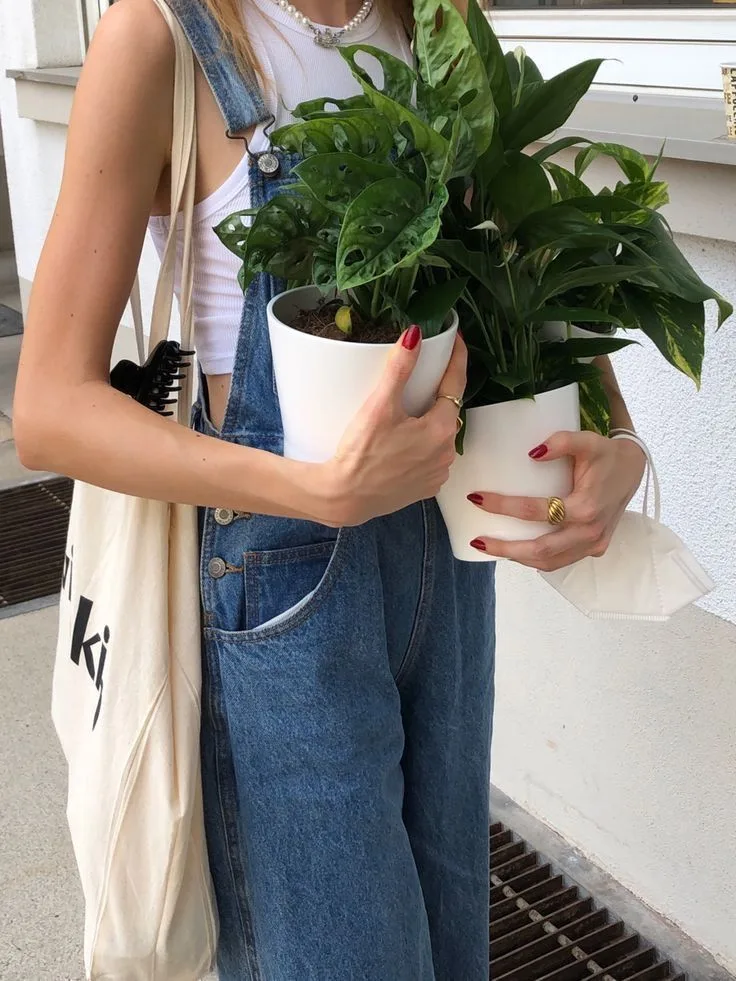 Plant Parenting: Γιατί η Gen Z μεγαλώνει φυτά σαν να είναι παιδιά της