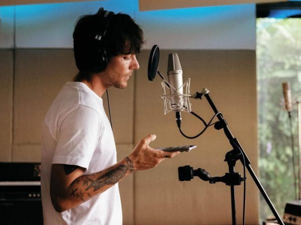 Ο Louis Tomlinson «σερβίρει» το single Lemonade με σουρεαλιστικό videoclip 