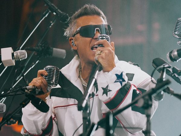 Τι θα γινόταν αν ο Robbie Williams ήταν Έλληνας – 5 σκηνικά που θα βλέπαμε μόνο στην Ελλάδα