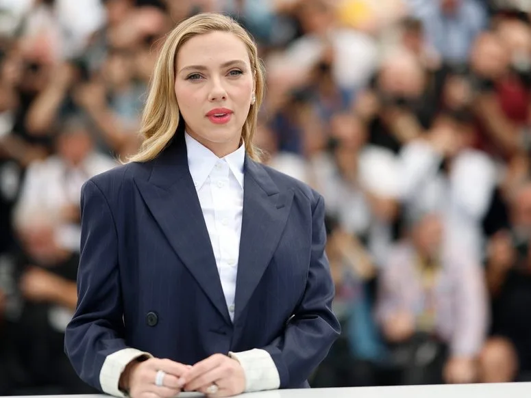 Η Scarlett Johansson, υποψήφια για τον ρόλο της Μητέρας Gothel στο live action remake της Ραπουνζέλ από τη Disney.