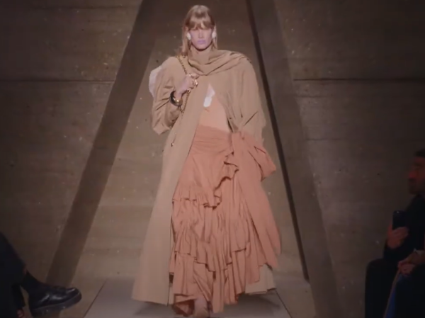 Chloé SS26: Η υψηλή ραπτική ανανεώνεται με draped florals και βαμβάκι