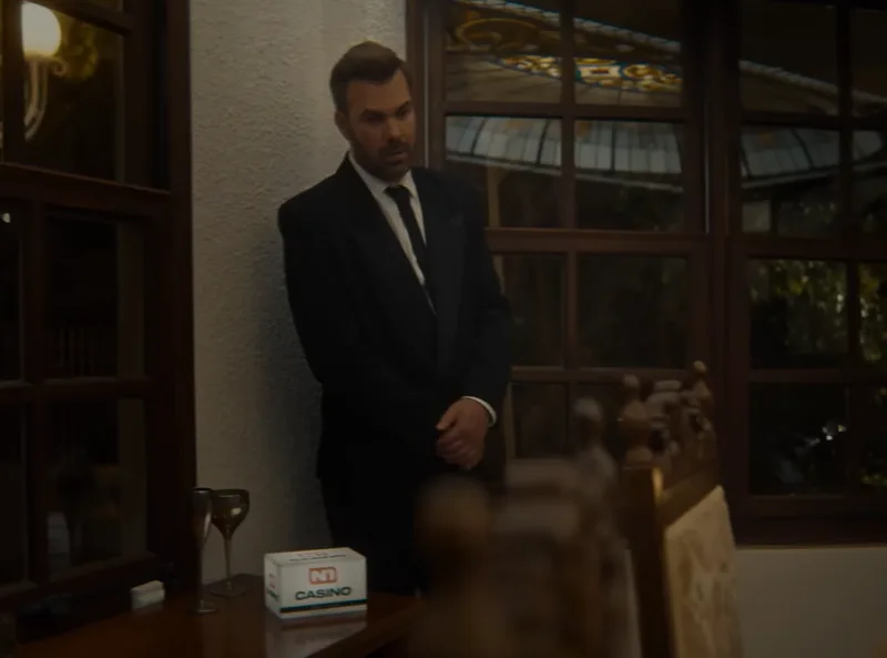Ο Γιώργος Σαμπάνης με κοστούμι στο videoclip του τραγουδιού "Προς το παρόν".
