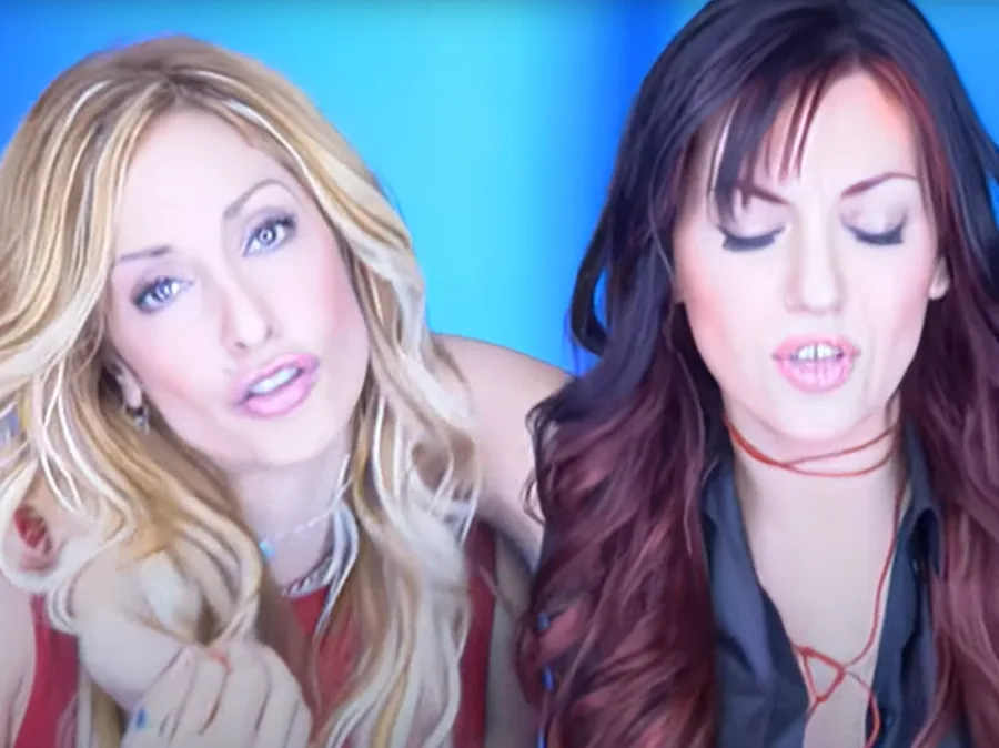 Δύο τραγουδίστριες σε πλάνο από videoclip των 00s.