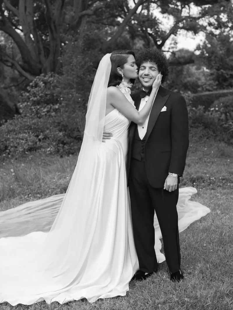Η Selena Gomez και ο Benny Blanco σε κοινή τους εμφάνιση με εντυπωσιακά κοσμήματα και διαμάντια.