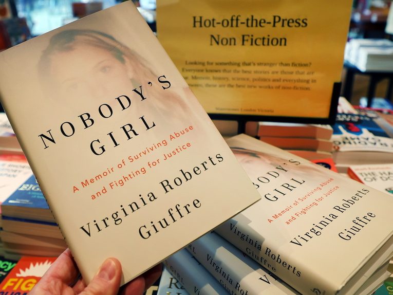 Το βιβλίο Nobody’s Girl της Virginia Giuffre σχετικά με τον Πρίγκιπα Andrew και τον Jeffrey Epstein.