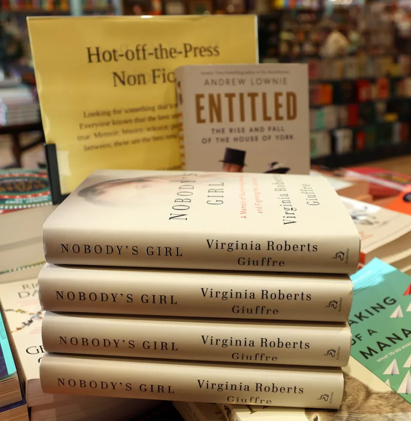 Η Virginia Giuffre, θύμα του Jeffrey Epstein, της οποίας το βιβλίο κλονίζει τη βρετανική μοναρχία.