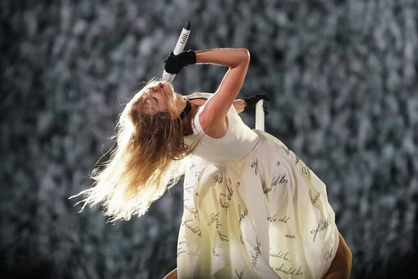&Eta; Taylor Swift &sigma;&epsilon; &phi;&omega;&tau;&omicron;&gamma;&rho;&alpha;&phi;ί&alpha; &alpha;&pi;ό &tau;&omicron; &epsilon;&pi;ί&sigma;&eta;&mu;&omicron; &pi;&rho;&omicron;&phi;ί&lambda; &tau;&eta;&sigmaf; &sigma;&tau;&omicron; Instagram &gamma;&iota;&alpha; &tau;&omicron; &nu;&tau;&omicron;&kappa;&iota;&mu;&alpha;&nu;&tau;έ&rho; Eras Tour.