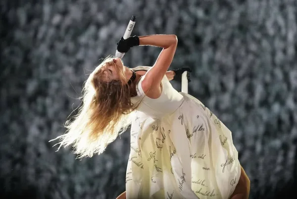 Η Taylor Swift σε φωτογραφία από το επίσημο προφίλ της στο Instagram για το ντοκιμαντέρ Eras Tour.