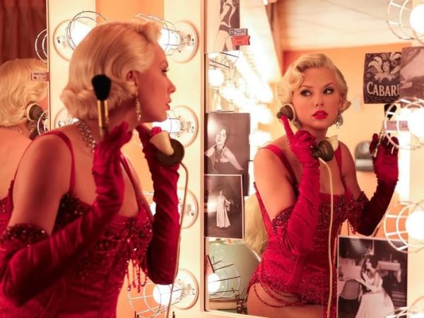 Η Taylor Swift με το Showgirl γράφει ιστορία