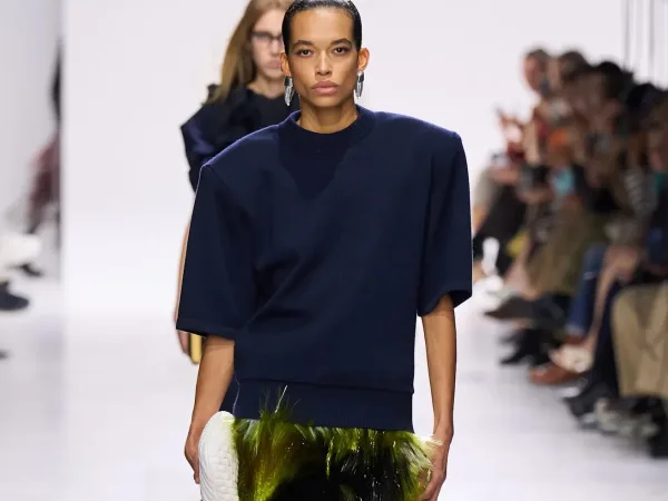 Minimal πουλόβερ και εκκεντρικές φούστες: Το νέο fashion δίδυμο του 2026