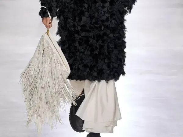 Κρόσσια παντού: Το bag trend που λατρεύουν οι fashionistas