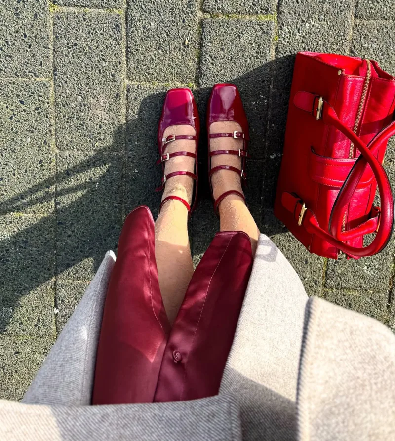 burgundy_papoutsia