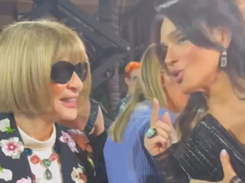 Η Anna Wintour και η Σίλια Κριθαριώτη σε συνομιλία.
