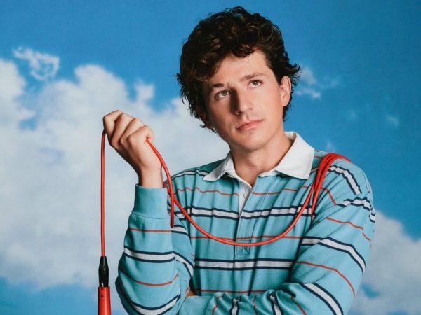 O Charlie Puth ανακοίνωσε ότι θα γίνει πατέρας μέσα από το νέο του videoclip